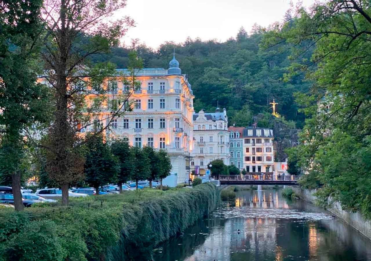 Retro Big Apartment With Two Balconies And Lift Karlsbad Buitenkant foto